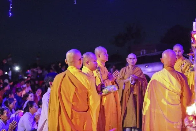 Chùa Liên Hoa thị trấn Kiến Đức rực sáng đêm hội Dược Sư đầu năm image-1731931698547