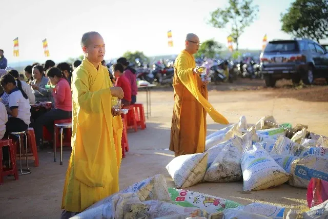 Chùa Liên Hoa thị trấn Kiến Đức rực sáng đêm hội Dược Sư đầu năm 16 Chùa Liên Hoa thị trấn Kiến Đức rực sáng đêm hội Dược Sư đầu năm image-1731931700986