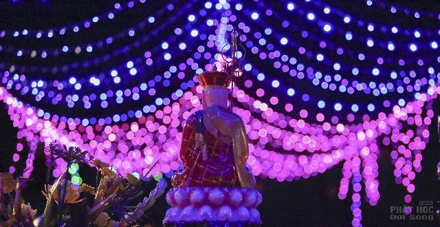 Chùa Liên Hoa thị trấn Kiến Đức rực sáng đêm hội Dược Sư đầu năm 17 Chùa Liên Hoa thị trấn Kiến Đức rực sáng đêm hội Dược Sư đầu năm image-1731931701620