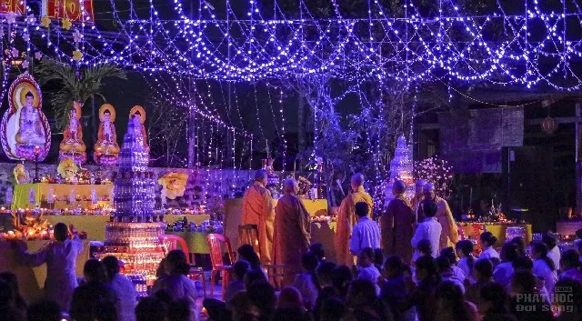 Chùa Liên Hoa thị trấn Kiến Đức rực sáng đêm hội Dược Sư đầu năm image-1731931702233