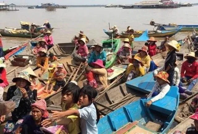 Chùa Linh Châu tặng quà tại Biển Hồ - Campuchia image-1731726333004