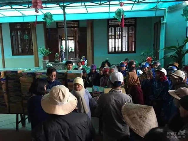 Chùa Long Hưng - Hải Lăng tặng 104 phần quà cho con vùng lũ image-1731938620016