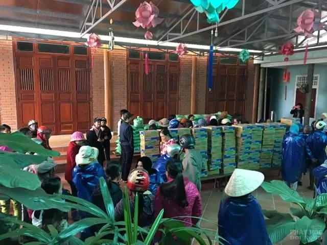 Chùa Long Hưng - Hải Lăng tặng 104 phần quà cho con vùng lũ Chùa Long Hưng - Hải Lăng tặng 104 phần quà cho con vùng lũ image-1731938620704