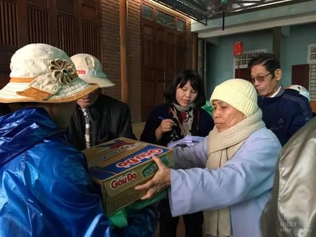 Chùa Long Hưng - Hải Lăng tặng 104 phần quà cho con vùng lũ 1 Chùa Long Hưng - Hải Lăng tặng 104 phần quà cho con vùng lũ image-1731938621413