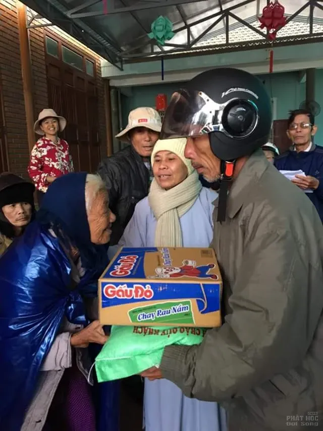 Chùa Long Hưng - Hải Lăng tặng 104 phần quà cho con vùng lũ Chùa Long Hưng - Hải Lăng tặng 104 phần quà cho con vùng lũ image-1731938622211