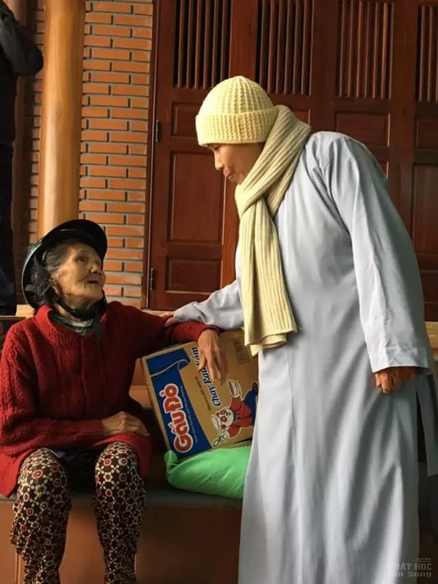 Chùa Long Hưng - Hải Lăng tặng 104 phần quà cho con vùng lũ Chùa Long Hưng - Hải Lăng tặng 104 phần quà cho con vùng lũ image-1731938623033