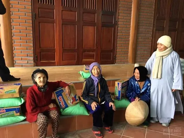 Chùa Long Hưng - Hải Lăng tặng 104 phần quà cho con vùng lũ image-1731938623846