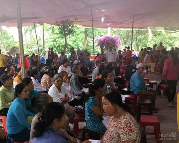 Chùa Nguyên Ngộ: Khám bệnh, phát thuốc & tặng quà cho người nghèo image-1731725719886