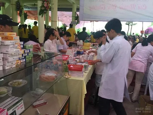 Chùa Nguyên Ngộ: Khám bệnh, phát thuốc & tặng quà cho người nghèo image-1731725720365