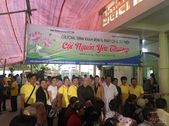 Chùa Nguyên Ngộ: Khám bệnh, phát thuốc & tặng quà cho người nghèo image-1731725720878