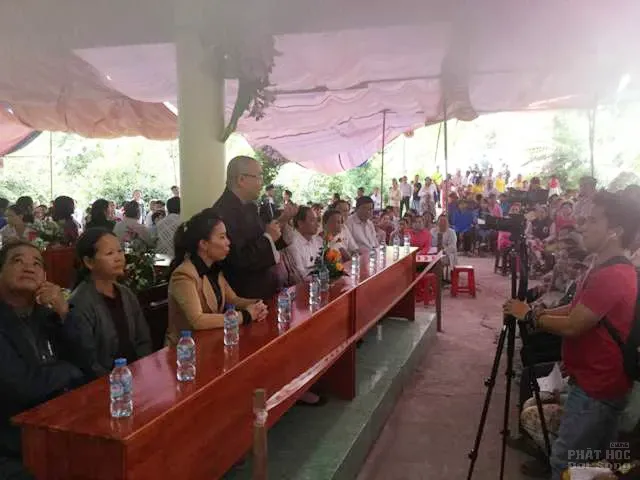 Chùa Nguyên Ngộ: Khám bệnh, phát thuốc & tặng quà cho người nghèo image-1731725721458