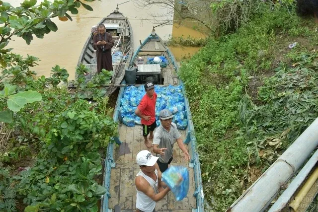 Chùa Phổ Giác tiếp tế 300 phần quà đến người dân vùng lũ tại Quảng Nam Chùa Phổ Giác tiếp tế 300 phần quà đến người dân vùng lũ tại Quảng Nam image-1731940895828