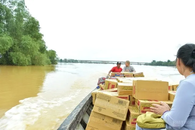 Chùa Phổ Giác tiếp tế 300 phần quà đến người dân vùng lũ tại Quảng Nam 2 Chùa Phổ Giác tiếp tế 300 phần quà đến người dân vùng lũ tại Quảng Nam image-1731940898041