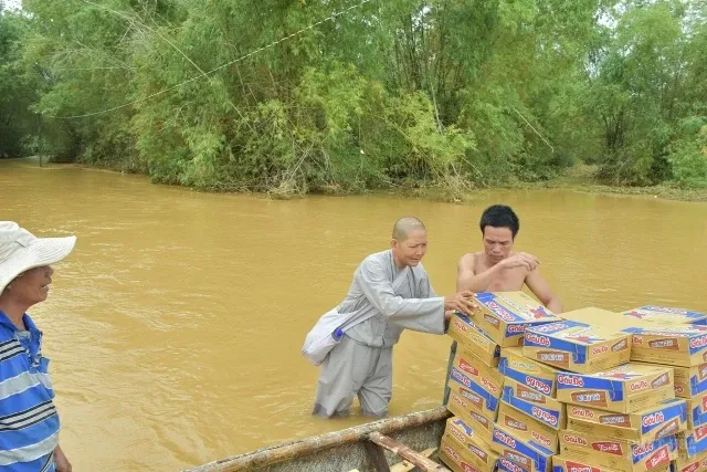 Chùa Phổ Giác tiếp tế 300 phần quà đến người dân vùng lũ tại Quảng Nam 3 Chùa Phổ Giác tiếp tế 300 phần quà đến người dân vùng lũ tại Quảng Nam image-1731940898660