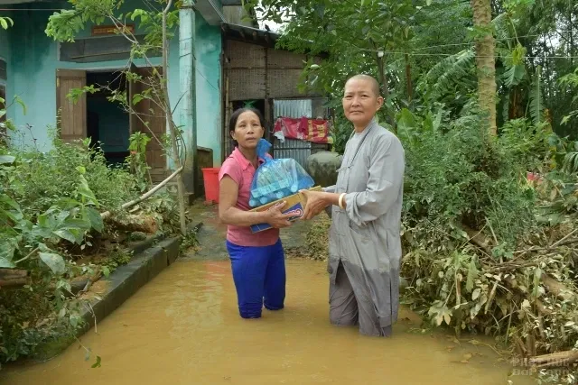 Chùa Phổ Giác tiếp tế 300 phần quà đến người dân vùng lũ tại Quảng Nam 5 Chùa Phổ Giác tiếp tế 300 phần quà đến người dân vùng lũ tại Quảng Nam image-1731940899915