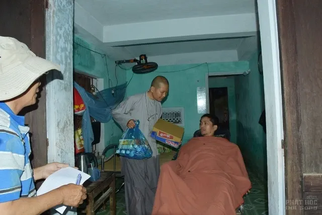 Chùa Phổ Giác tiếp tế 300 phần quà đến người dân vùng lũ tại Quảng Nam 6 Chùa Phổ Giác tiếp tế 300 phần quà đến người dân vùng lũ tại Quảng Nam image-1731940900621