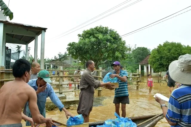 Chùa Phổ Giác tiếp tế 300 phần quà đến người dân vùng lũ tại Quảng Nam 7 Chùa Phổ Giác tiếp tế 300 phần quà đến người dân vùng lũ tại Quảng Nam image-1731940901248