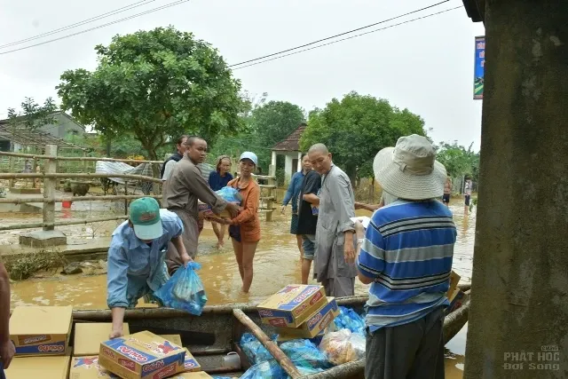 Chùa Phổ Giác tiếp tế 300 phần quà đến người dân vùng lũ tại Quảng Nam 8 Chùa Phổ Giác tiếp tế 300 phần quà đến người dân vùng lũ tại Quảng Nam image-1731940901961