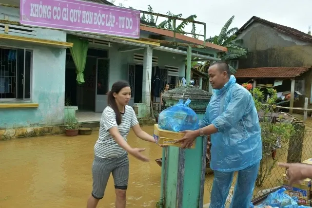 Chùa Phổ Giác tiếp tế 300 phần quà đến người dân vùng lũ tại Quảng Nam 9 Chùa Phổ Giác tiếp tế 300 phần quà đến người dân vùng lũ tại Quảng Nam image-1731940902676