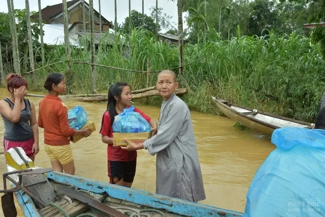 Chùa Phổ Giác tiếp tế 300 phần quà đến người dân vùng lũ tại Quảng Nam 10 Chùa Phổ Giác tiếp tế 300 phần quà đến người dân vùng lũ tại Quảng Nam image-1731940903400
