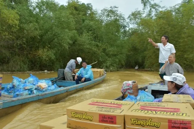 Chùa Phổ Giác tiếp tế 300 phần quà đến người dân vùng lũ tại Quảng Nam 11 Chùa Phổ Giác tiếp tế 300 phần quà đến người dân vùng lũ tại Quảng Nam image-1731940904113