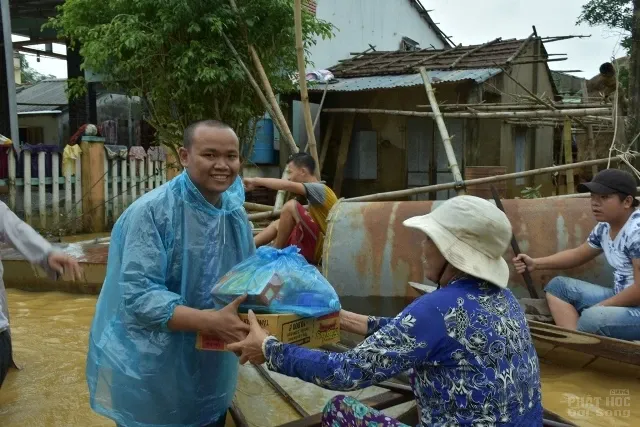 Chùa Phổ Giác tiếp tế 300 phần quà đến người dân vùng lũ tại Quảng Nam image-1731940904852