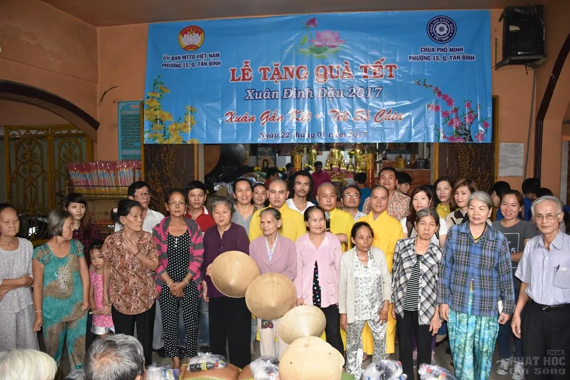 Chùa Phổ Minh tặng quà từ thiện xuân Đinh dậu 1 Chùa Phổ Minh tặng quà từ thiện xuân Đinh dậu image-1731931523472