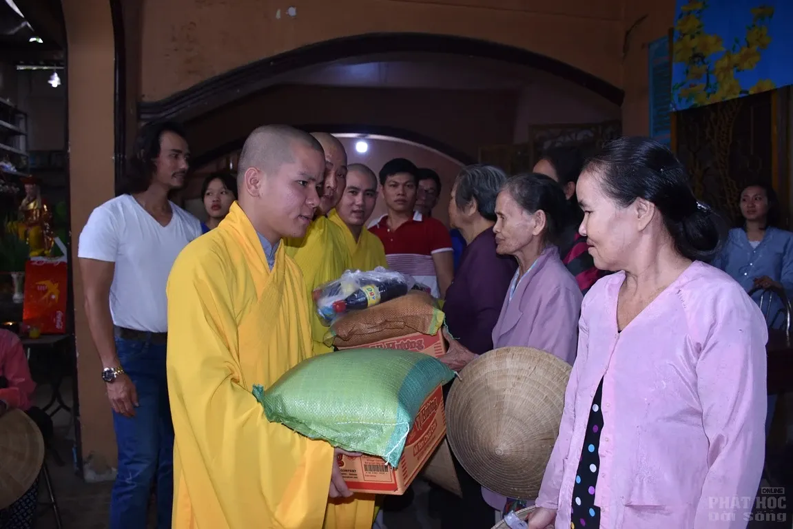 Chùa Phổ Minh tặng quà từ thiện xuân Đinh dậu Chùa Phổ Minh tặng quà từ thiện xuân Đinh dậu image-1731931524686