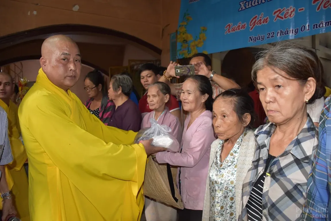 Chùa Phổ Minh tặng quà từ thiện xuân Đinh dậu image-1731931528553