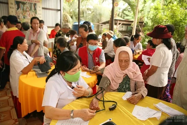 Chùa Phụng Sơn trao nhà Đại đoàn kết, cúng dường trường hạ tại Bến Tre image-1731944359922