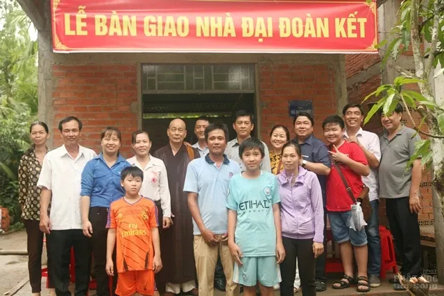 Chùa Phụng Sơn trao nhà Đại đoàn kết, cúng dường trường hạ tại Bến Tre image-1731944360777