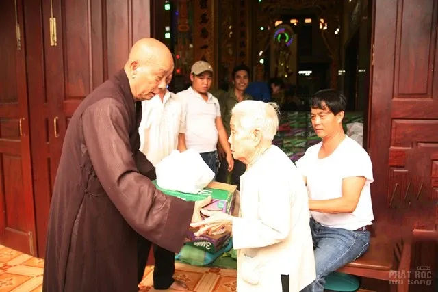Chùa Phụng Sơn trao nhà Đại đoàn kết, cúng dường trường hạ tại Bến Tre image-1731944361401