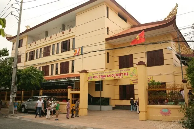 Chùa Phụng Sơn trao nhà Đại đoàn kết, cúng dường trường hạ tại Bến Tre image-1731944362048