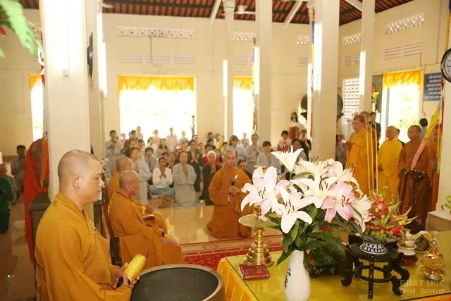 Chùa Phụng Sơn trao nhà Đại đoàn kết, cúng dường trường hạ tại Bến Tre image-1731944363308