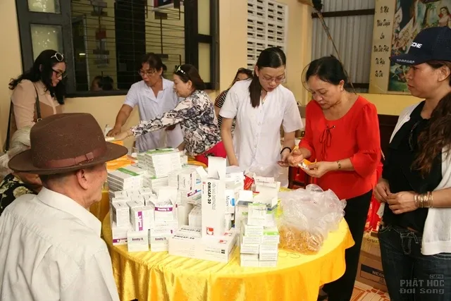 Chùa Phụng Sơn trao nhà Đại đoàn kết, cúng dường trường hạ tại Bến Tre 8 Chùa Phụng Sơn trao nhà Đại đoàn kết, cúng dường trường hạ tại Bến Tre image-1731944364000