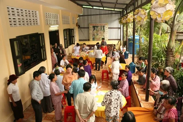 Chùa Phụng Sơn trao nhà Đại đoàn kết, cúng dường trường hạ tại Bến Tre 10 Chùa Phụng Sơn trao nhà Đại đoàn kết, cúng dường trường hạ tại Bến Tre image-1731944365468