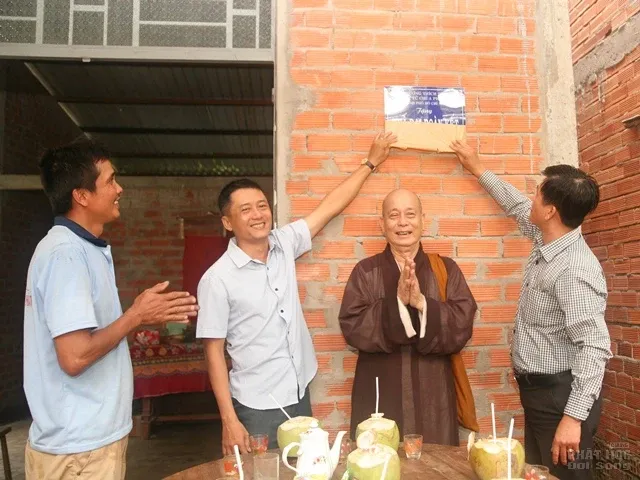 Chùa Phụng Sơn trao nhà Đại đoàn kết, cúng dường trường hạ tại Bến Tre 11 Chùa Phụng Sơn trao nhà Đại đoàn kết, cúng dường trường hạ tại Bến Tre image-1731944366146