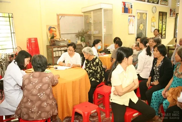 Chùa Phụng Sơn trao nhà Đại đoàn kết, cúng dường trường hạ tại Bến Tre 12 Chùa Phụng Sơn trao nhà Đại đoàn kết, cúng dường trường hạ tại Bến Tre image-1731944366863