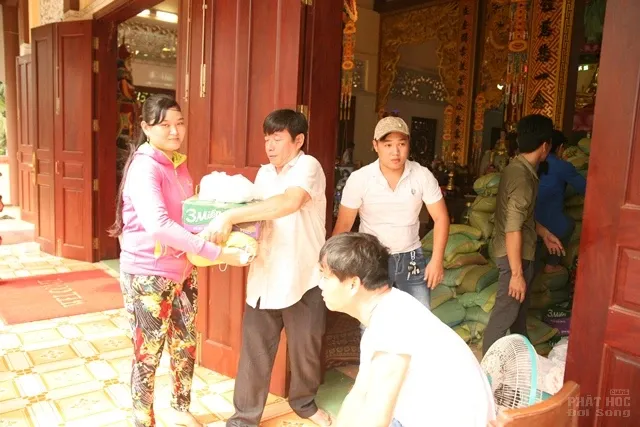 Chùa Phụng Sơn trao nhà Đại đoàn kết, cúng dường trường hạ tại Bến Tre image-1731944367582