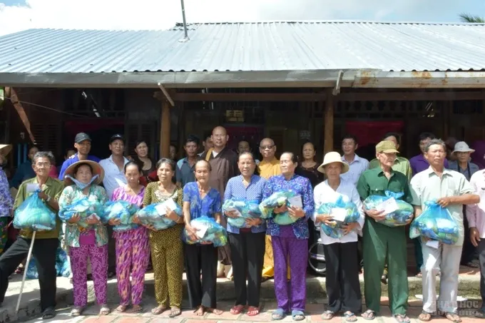 Chùa Thiên Trì bàn giao 2 cây cầu tại Sóc Trăng image-1731941085049