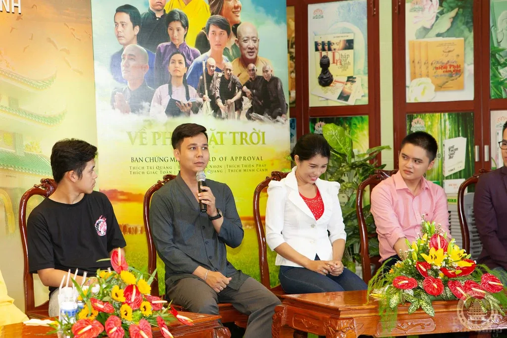 Chùa Vạn Đức họp mặt các diễn viên, ca sỹ trong bộ phim 'Về phía mặt trời' image-1732291256372