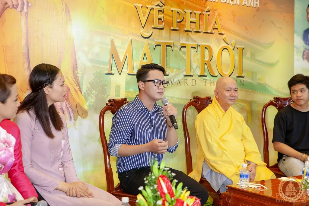 Chùa Vạn Đức họp mặt các diễn viên, ca sỹ trong bộ phim 'Về phía mặt trời' image-1732291264634