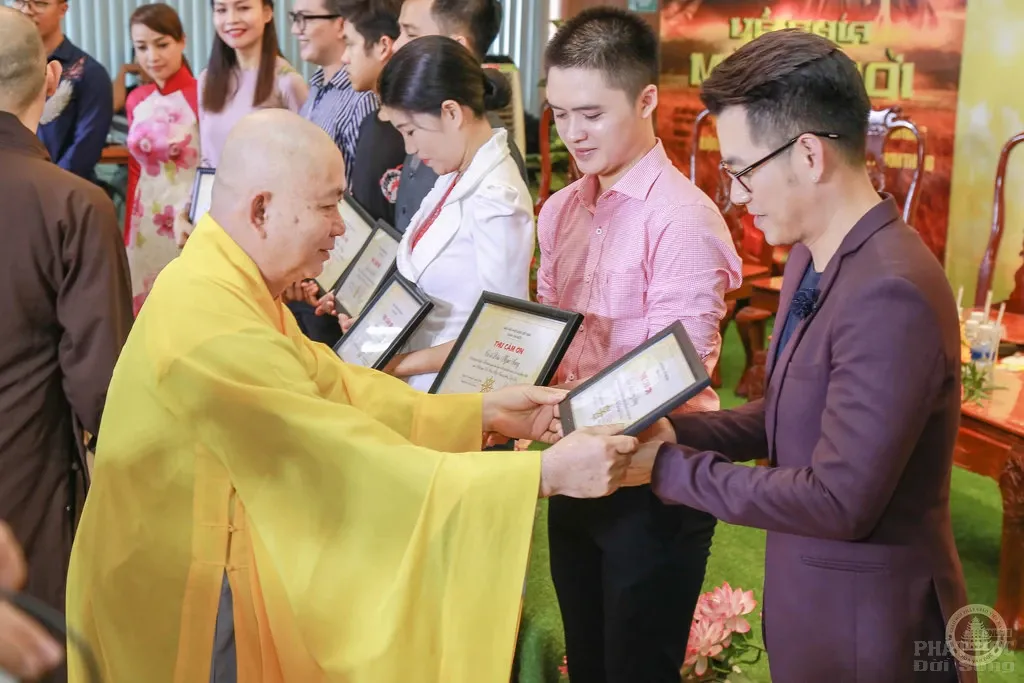 Chùa Vạn Đức họp mặt các diễn viên, ca sỹ trong bộ phim 'Về phía mặt trời' image-1732291265914