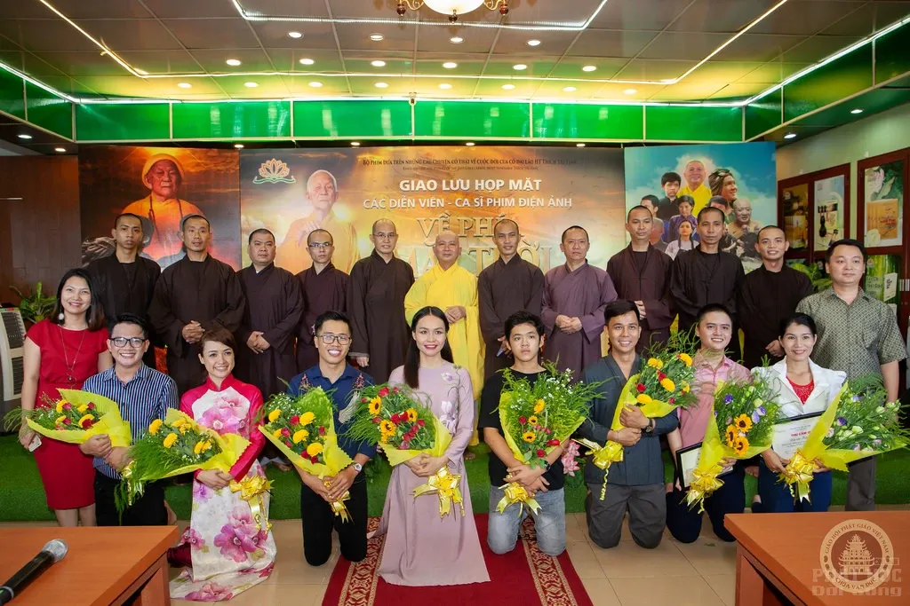 Chùa Vạn Đức họp mặt các diễn viên, ca sỹ trong bộ phim 'Về phía mặt trời' image-1732291271519