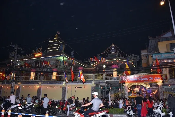 Chùm ảnh đêm giao thừa và ngày đầu xuân 4 Chùm ảnh đêm giao thừa và ngày đầu xuân image-1732290076968