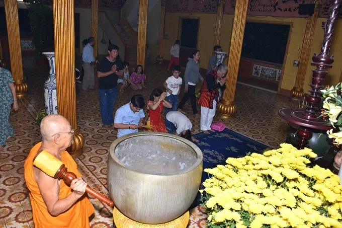 Chùm ảnh đêm giao thừa và ngày đầu xuân 12 Chùm ảnh đêm giao thừa và ngày đầu xuân image-1732290084039