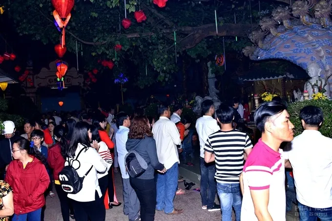 Chùm ảnh đêm giao thừa và ngày đầu xuân 18 Chùm ảnh đêm giao thừa và ngày đầu xuân image-1732290088743