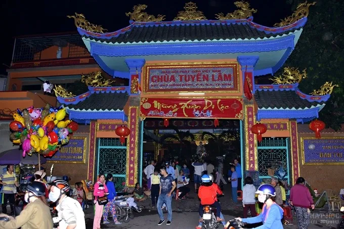 Chùm ảnh đêm giao thừa và ngày đầu xuân 22 Chùm ảnh đêm giao thừa và ngày đầu xuân image-1732290092019