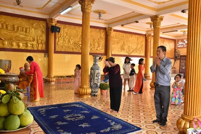 Chùm ảnh đêm giao thừa và ngày đầu xuân 34 Chùm ảnh đêm giao thừa và ngày đầu xuân image-1732290102398