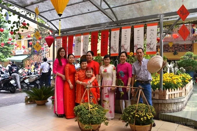 Chùm ảnh đêm giao thừa và ngày đầu xuân 37 Chùm ảnh đêm giao thừa và ngày đầu xuân image-1732290105247